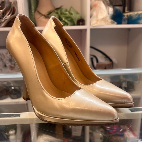 John Fluevog Cream Heels - Picture 1 of 16